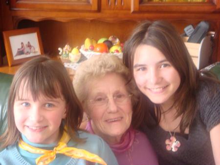 Marine et Anaîs avec leur arrière grand mère !