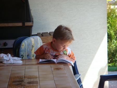 Benjamin fait la lecture