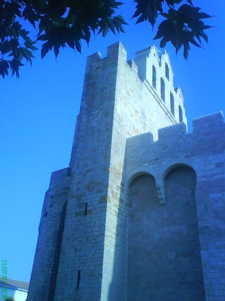 L'église Forteresse romane et la crypte de Sainte Sarah